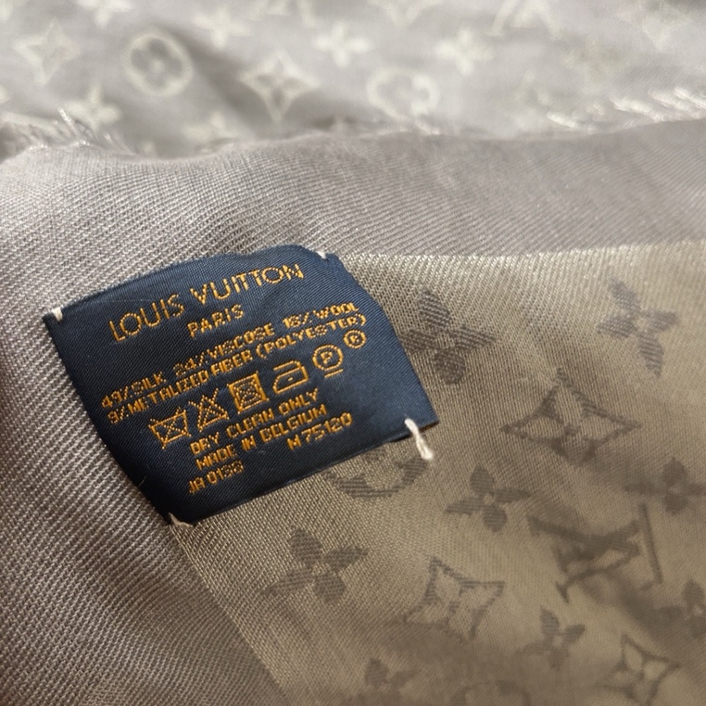 Louis Vouitton Silver/Grey Scarf - Picture 3 of 3